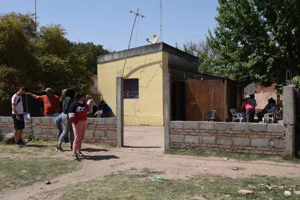 DESCONCIERTO. Los allegados a Veronica Torres, la mujer que falleció tras ser apuñalada en el abdomen. la gaceta / foto de diego aráoz 