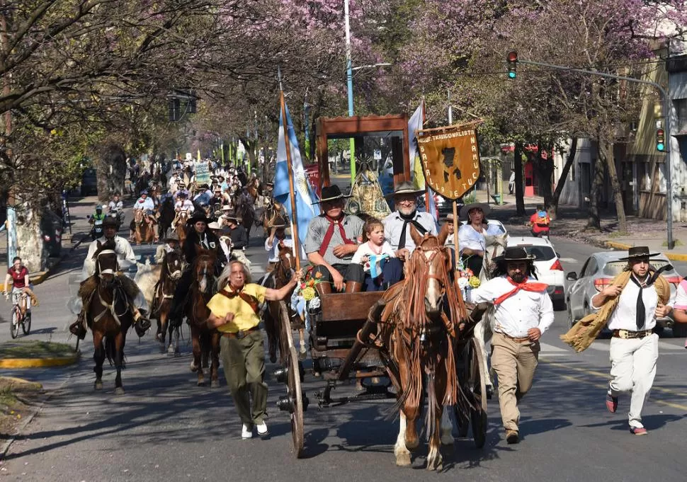 PROCESIÓN. En años anteriores, las agrupaciones gauchas de la provincia acompañaban a la Virgen en su día. 