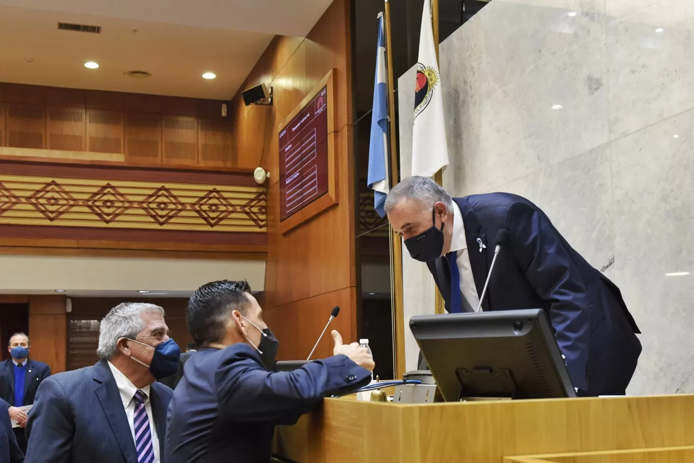 SESIONAR EN TIEMPOS DE COVID-19. Jaldo, desde el estrado, escucha a los legisladores Vargas Aignasse y Álvarez. Foto: Prensa HLT