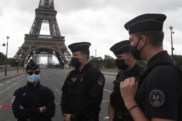 Temor en París: evacuaron la Torre Eiffel tras una amenaza de bomba