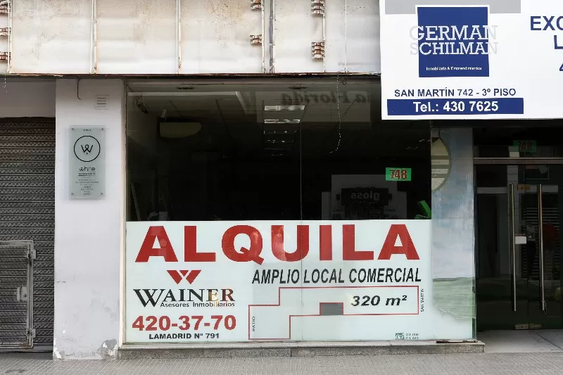 LOCALES CERRADOS. A lo largo del microcentro la imagen de Alquila se extiende.