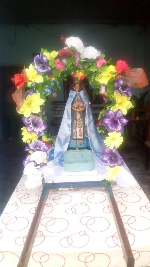 CORONA DE FLORES. Sebastián Acosta hizo el altar con familiares y amigos en Antena, Alderetes.