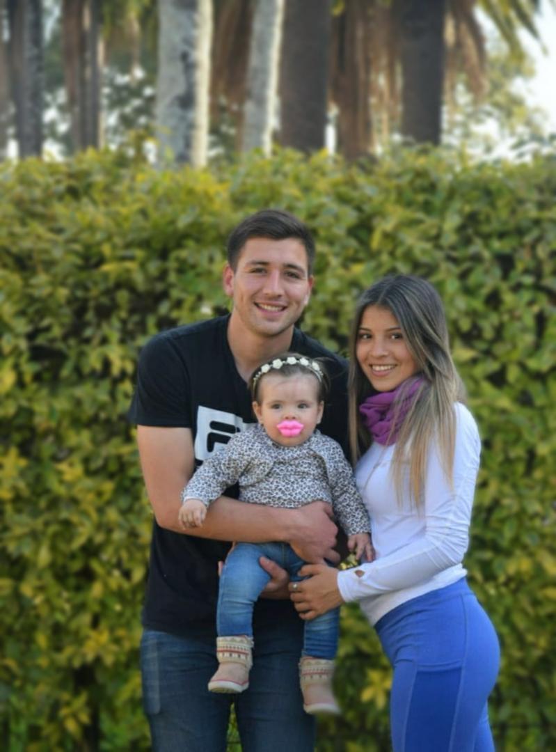 EN FAMILIA. Ibáñez junto a su novia Julieta y su hija Helena Sofía.  