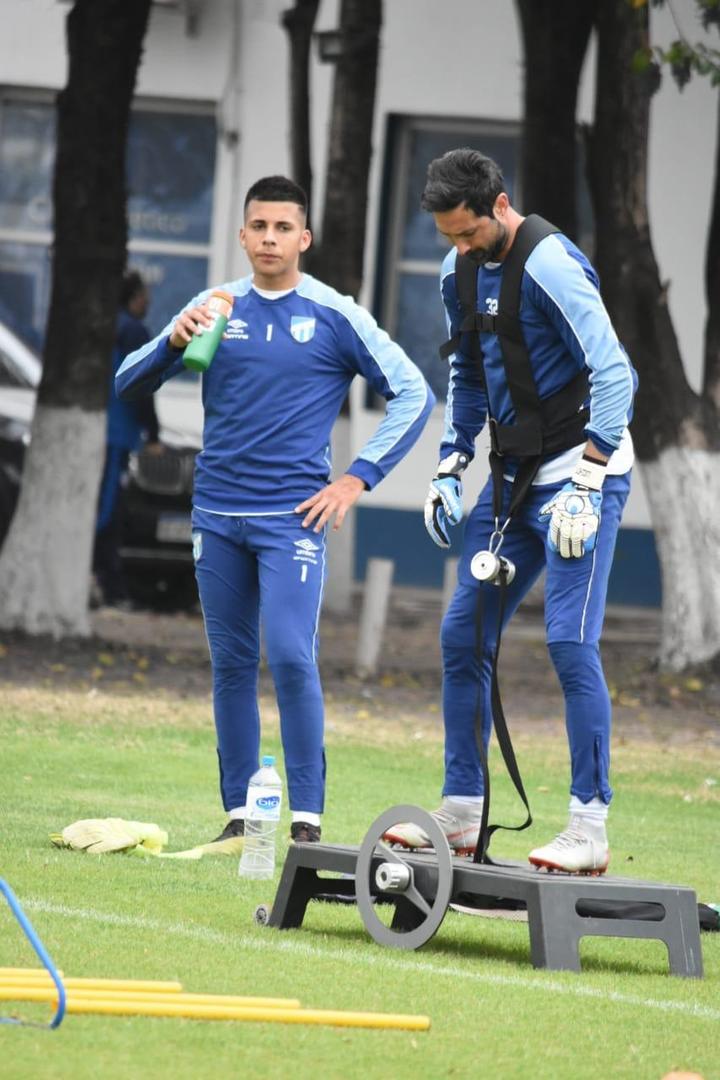 ADMIRACIÓN. Lescano mira a Lucchetti, uno de sus ídolos.  