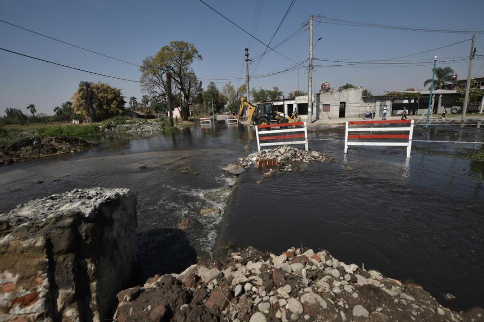  DESASTRE. Por fortuna para los vecinos de tres barrios, las aguas que se desbordaron de una acequia del ingenio La Corona no ingresaron a sus casas. En cambio, anegaron varias calles. la gaceta / fotos de osvaldo ripoll