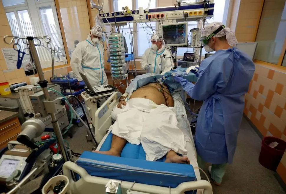 PRAGA. Trabajo intensivo en los hospitales en la República Checa.  Reuters