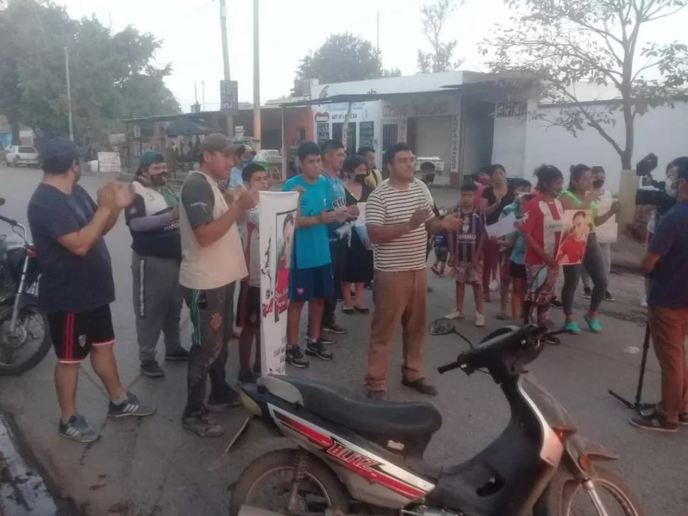 PROTESTA. Los familiares de Lencina cortaron la avenida Independencia.  