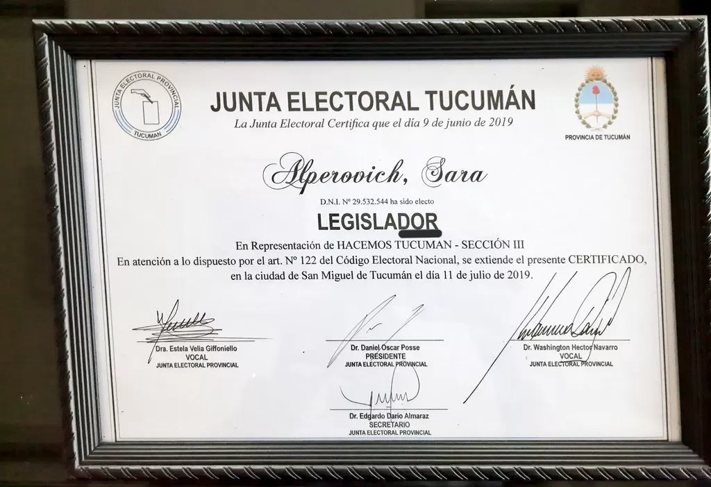 SIN LA A. La peronista Alperovich marcó el detalle en su diploma de legisladora y lo publicó en Twitter. 