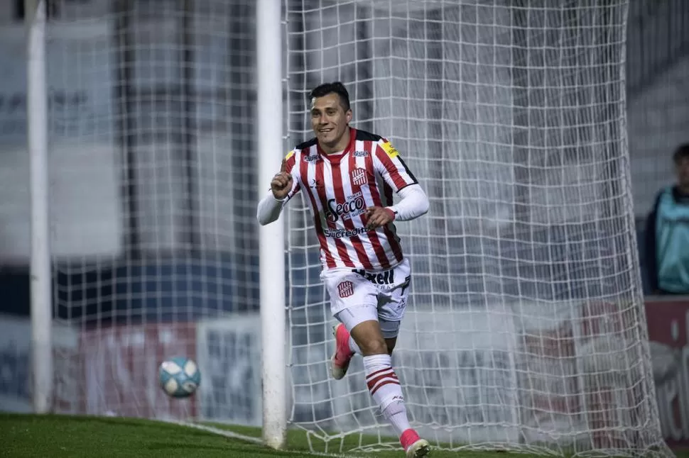 DOS ESTANDARTES. Gonzalo Rodríguez y Lucas Diarte son los únicos futbolistas que fueron titulares durante casi todo el campeonato y hoy continúan ligados al club.