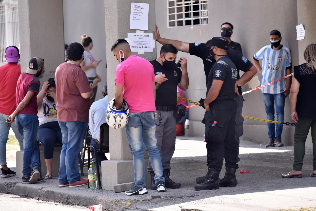 EN EL AVELLANEDA. Ciudadanos esperan para someterse al test de coronavirus. Foto LA GACETA / Inés Quinteros Orio