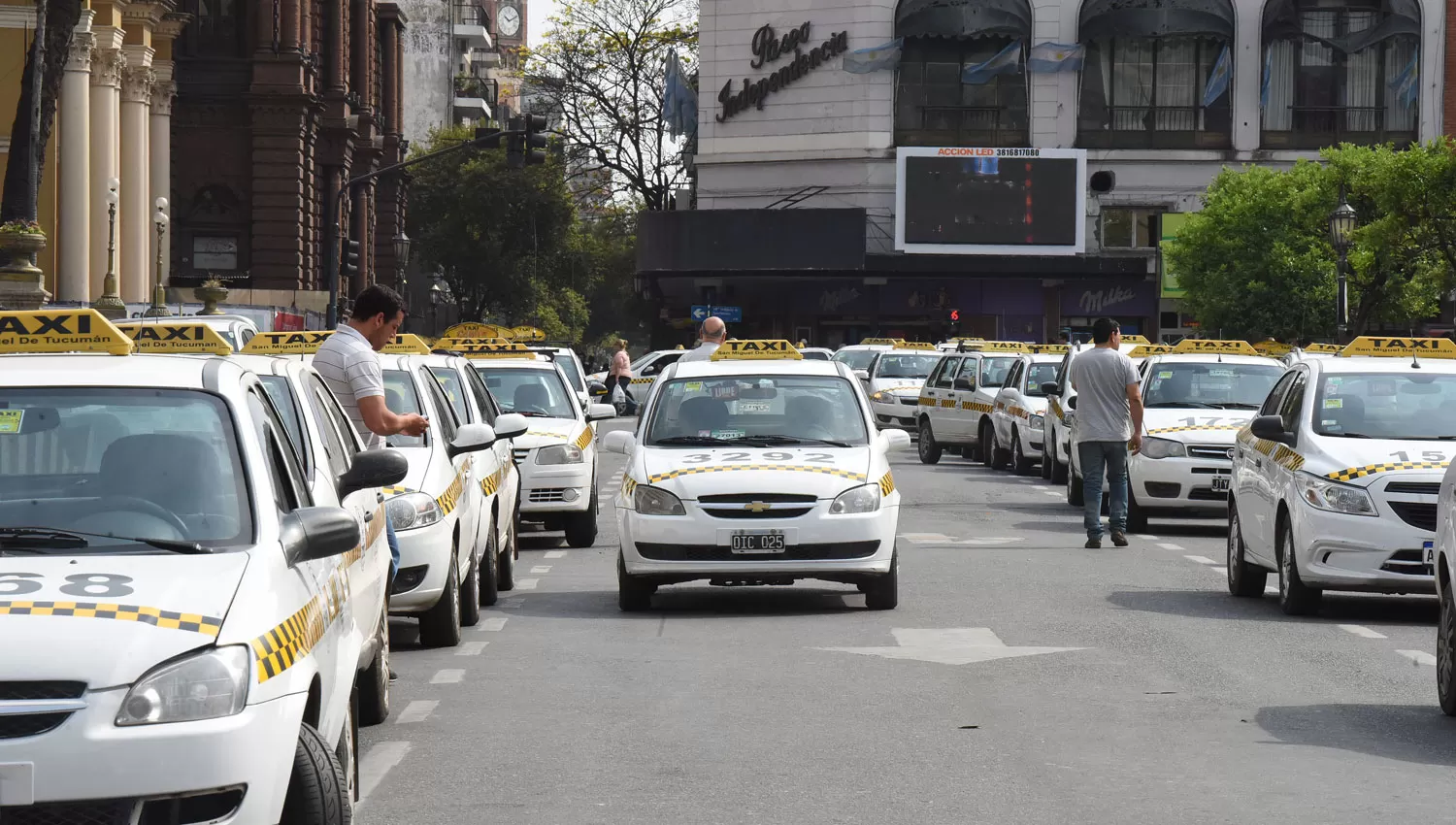 Taxistas tucumanos en alerta ante la competencia de Uber.