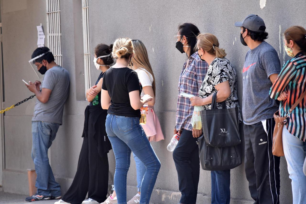 EN EL AVELLANEDA. Ciudadanos esperan para someterse al test de coronavirus. Foto LA GACETA / Inés Quinteros Orio