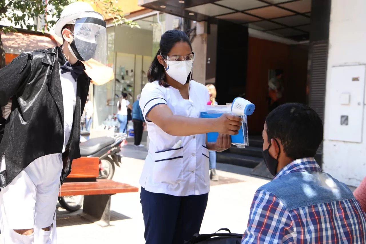 BÚSQUEDA DE FEBRILES. Agentes del Siprosa efectúan tareas en el microcentro. Foto Prensa Salud