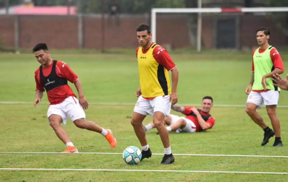 NADA ES IGUAL. Antes del parate, Imbert llevaba la pelota y sus compañeros estaban a menos de un metro. Ahora, los futbolistas se entrenan con distanciamiento. 