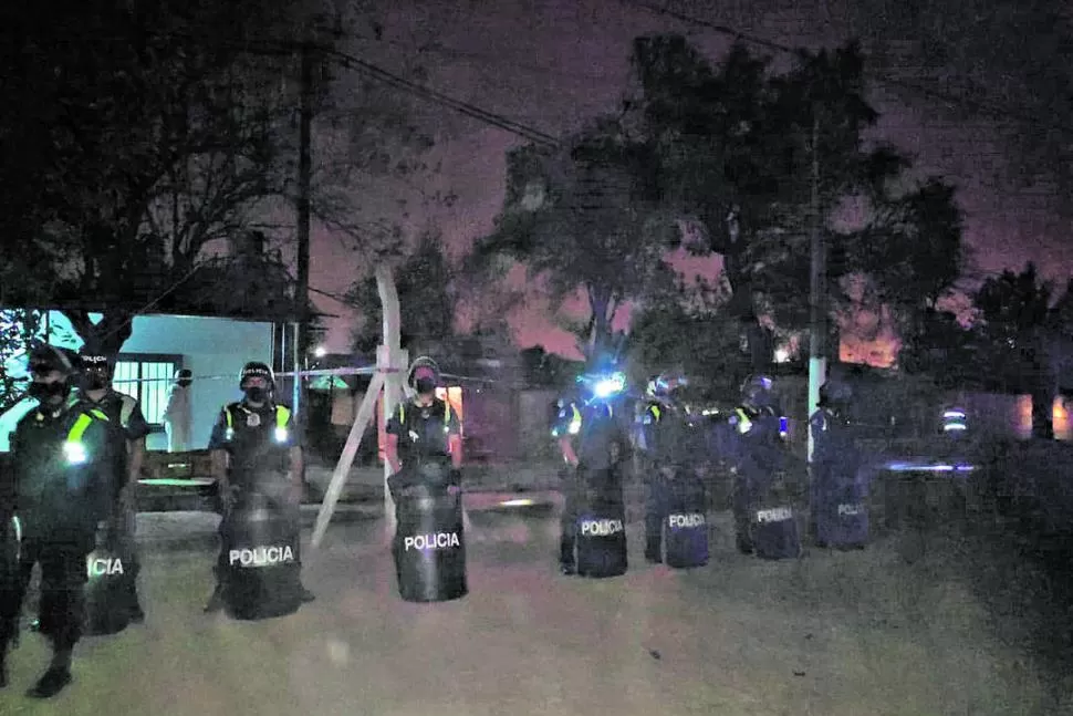 EN GUARDIA. Un cuerpo de Infantería controló la escena del crimen. 