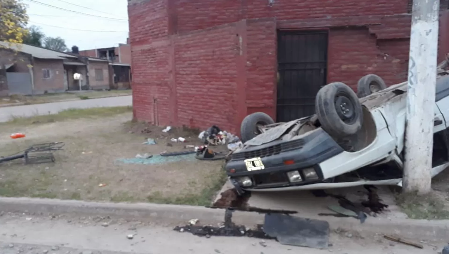 PARA ARRIBA. Así quedaron las cuatro ruedas del Renault 11 siniestrado.