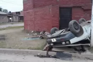 Inseguridad vial: chocó y volcó a cuadras de llegar a su casa