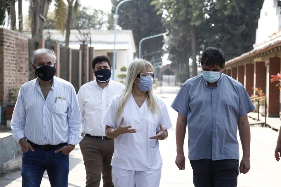 EN EL PREDIO. Chahla habla con sus colaboradores durante la recorrida.