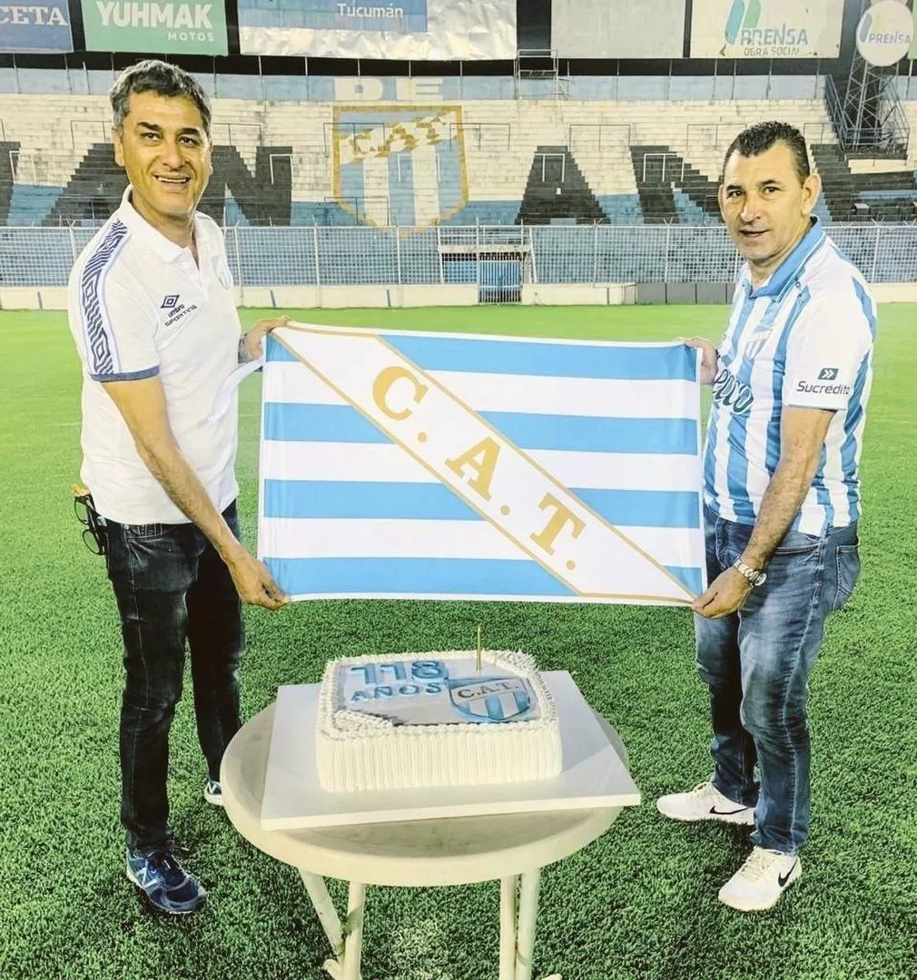 TORTA Y BANDERA. Enrique Salvatierra (vice) y Mario Leito e el José Fierro.  