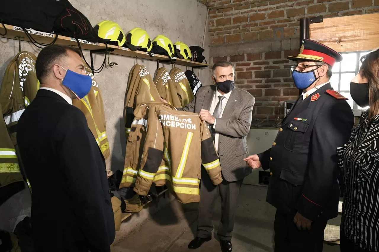 EN EL SUR. Jaldo, junto al legislador Albarracín, hizo entrega de equipos al cuerpo de Bomberos Voluntarios de Concepción. Foto: Prensa HLT