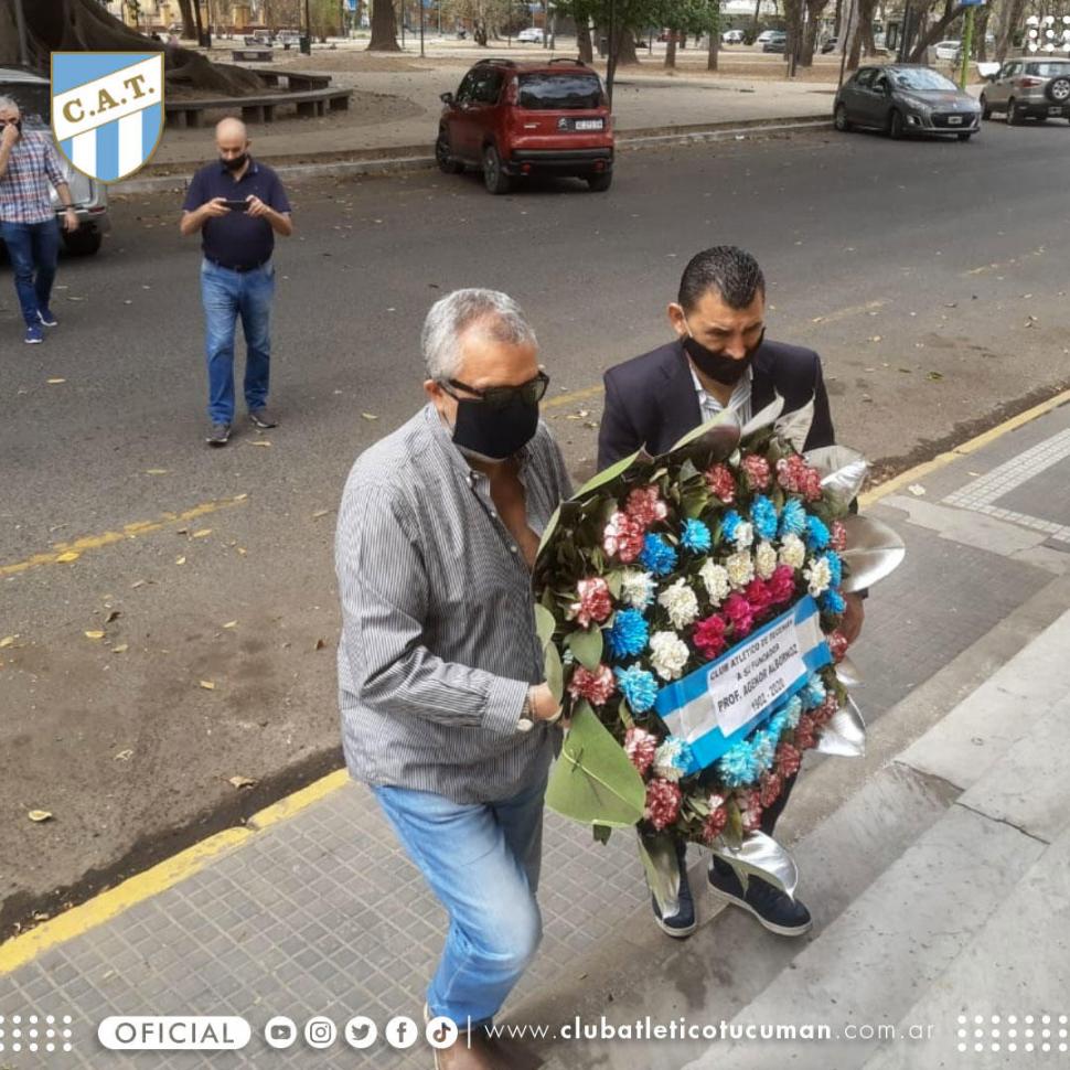 OFRENDA. El secretario Mario Ávila y Leito con las flores para Agenor Albornoz.  