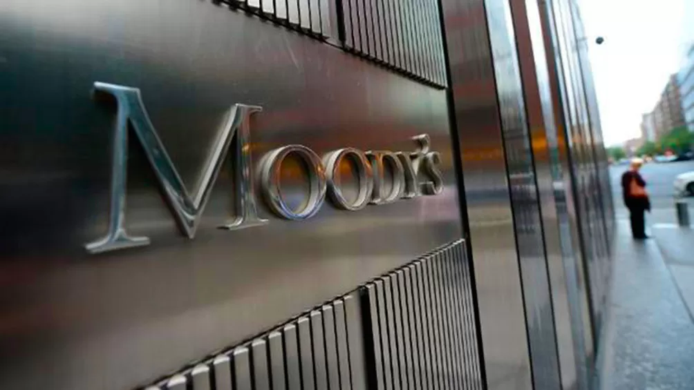 OPINIÓN. Acordar con el FMI ayudaría a la Argentina a resolver señales de mediano plazo, según Moody's.