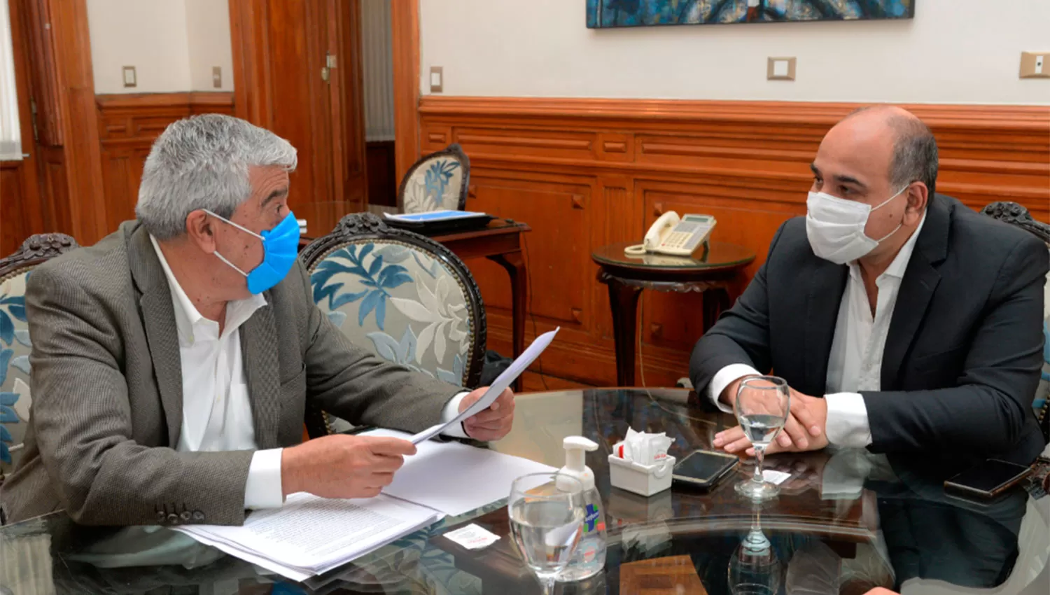 ACUERDO. Manzur y el legislador Álvarez, presidente del bloque oficialista, esta mañana en Casa de Gobierno.