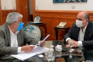 Manzur frena los aumentos en las boletas de agua y de luz y no habrá subas hasta 2021