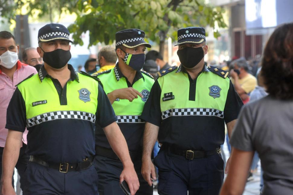 EN LAS CALLES. Los policías forman parte de la primera línea de acción. la gaceta / foto de antonio ferroni 