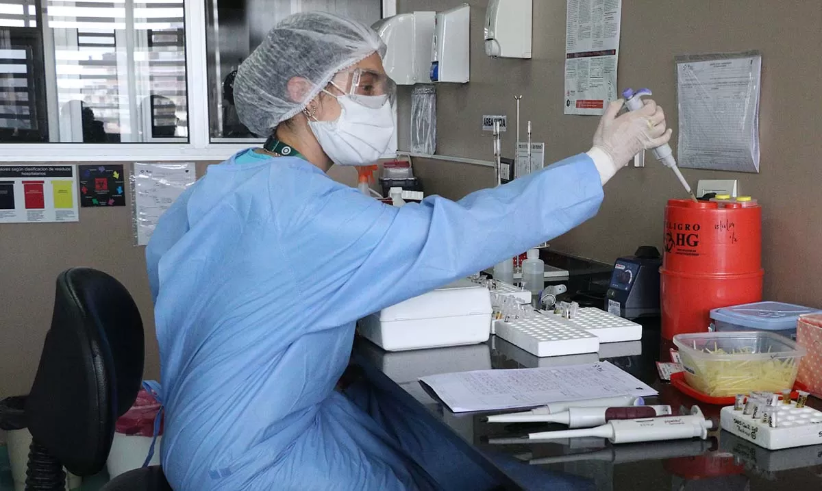 EN LABORATORIO. Foto: prensa Salud