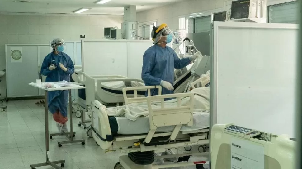 UN INSTANTE DE COMPAÑÍA. La visita a la sala de terapia intensiva para pacientes graves de covid-19. LA GACETA / FOTOs DE MATIAS QUINTANA