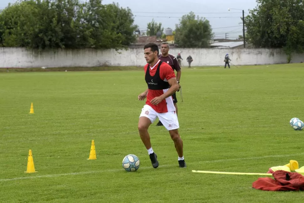 PRÁCTICAS. Mientras espera el final de la historia, el plantel se entrena. Imbert, uno de los que sigue. la gaceta / foto de franco vera