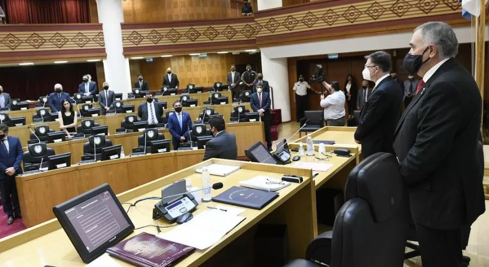 COMANDO. El vicegobernador Jaldo estuvo al frente de casi toda la sesión de ayer, que fue la décima que se celebró desde que se desató la pandemia. prensa legislatura