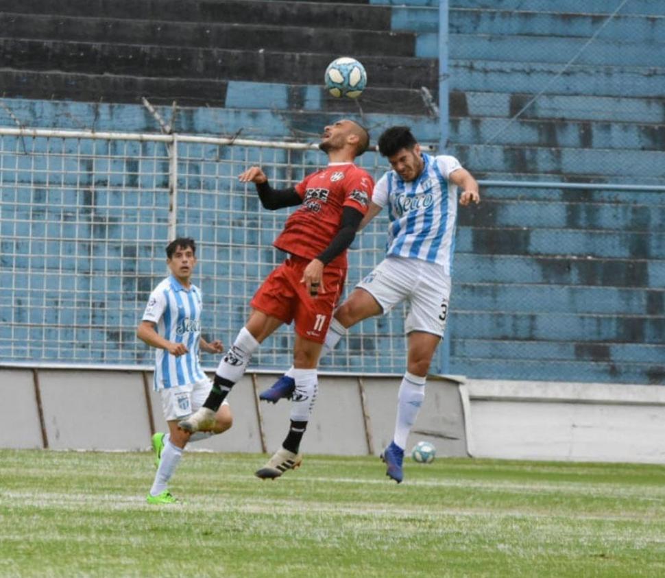 IMPARABLE. Guillermo Ortiz intenta ganarle de cabeza a Ribas, autor de los dos goles de Central Córdoba. 