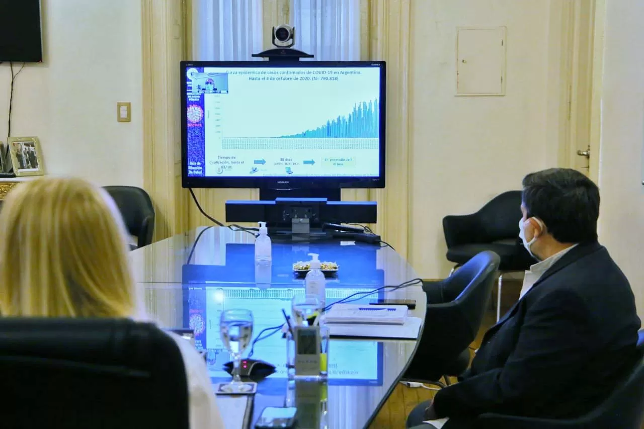 EN VIDEOCONFERENCIA. Chahla y Medina Ruiz analizan las estadísticas relativas al coronavirus en Tucumán y el país. Foto Prensa Siprosa