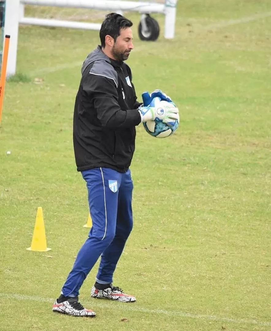 REENCUENTRO. Lucchetti volvió a tener en sus manos a una pelota durante un partido oficial, el sábado ante Central Córdoba.  