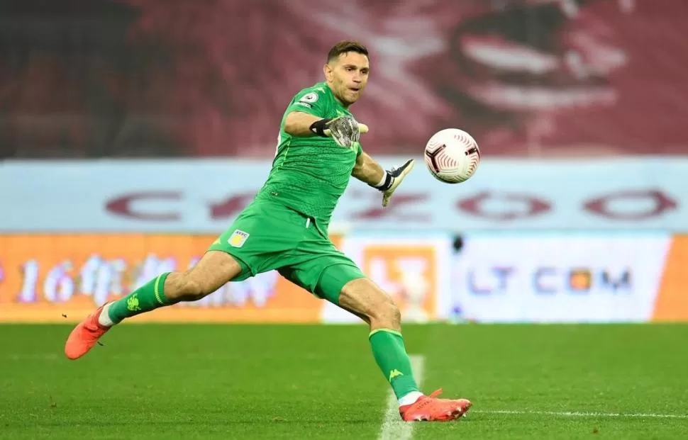 EN DUDA. Emiliano Martínez, figura en la Copa América, juega en Aston Villa, de Inglaterra.