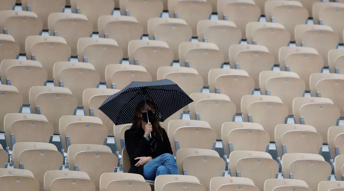 CON PARAGUAS Y EN SOLEDAD. El coronavirus ya había afectado el desarrollo de la edición 2020 de Roland Garros. .