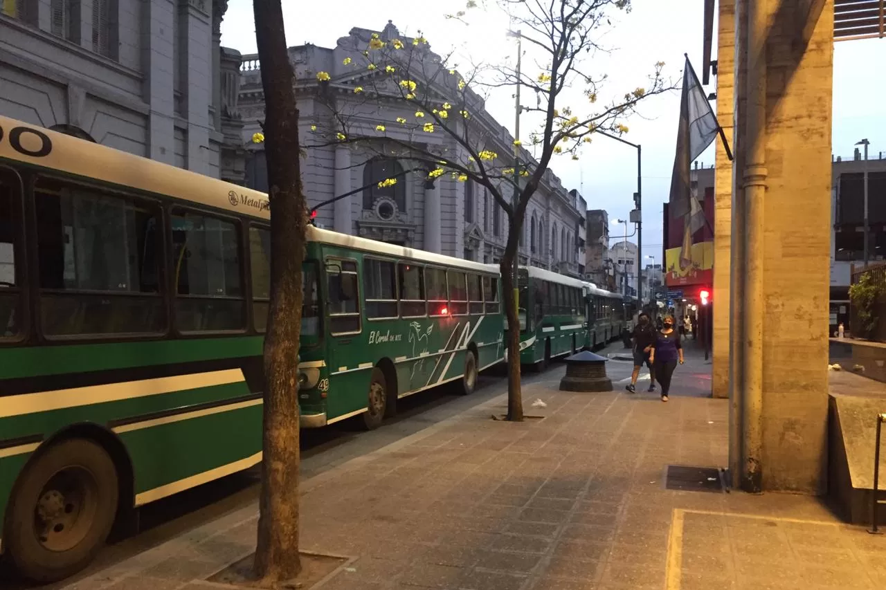 CALLES BLOQUEADAS. Los colectivos bloquean el tránsito en distintas arterias.