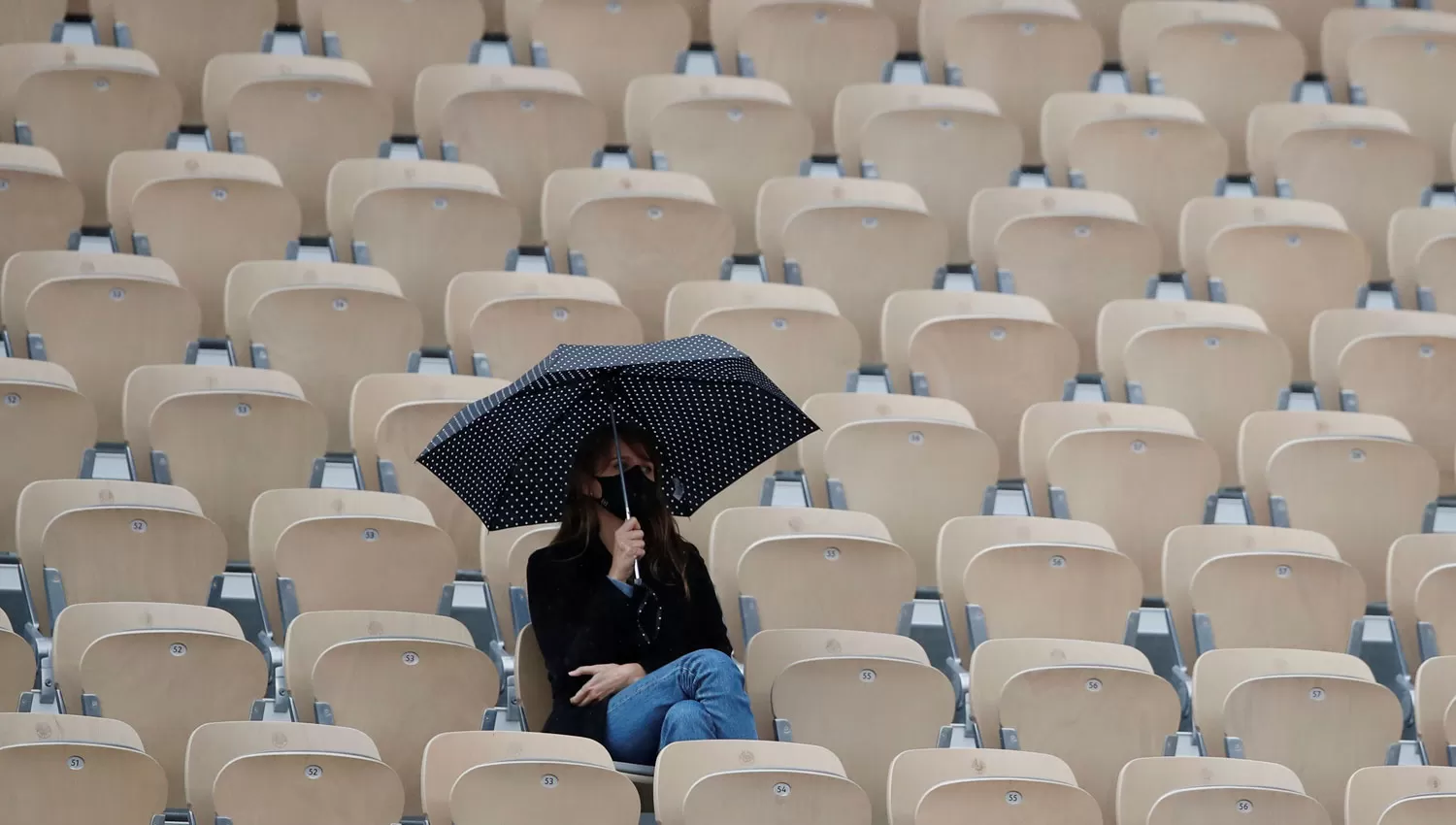 CON PARAGUAS Y EN SOLEDAD. El coronavirus ya había afectado el desarrollo de la edición 2020 de Roland Garros. .