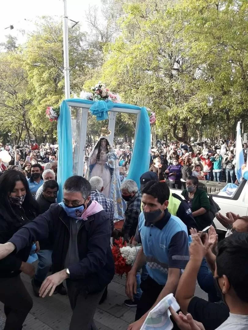 IGUAL LOS FIELES SALIERON. Se congregaron para venerar a la virgen pese a las recomendaciones sanitarias. facebook Monteros La Ciudad