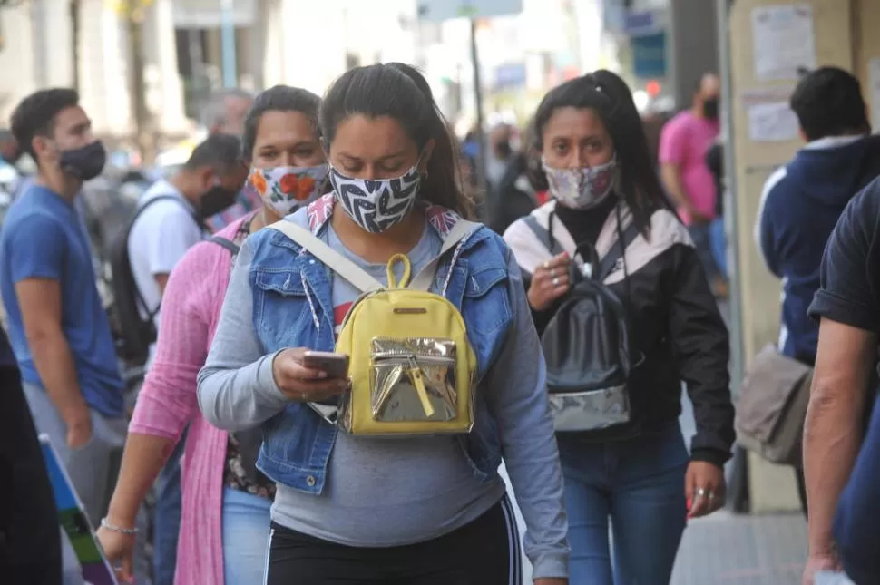 MENOS GENTE AFUERA. Con un 65% de ocupación de camas críticas en el sistema público, Salud busca cortar la cadena de contagios de covid-19. la gaceta / foto de antonio ferroni