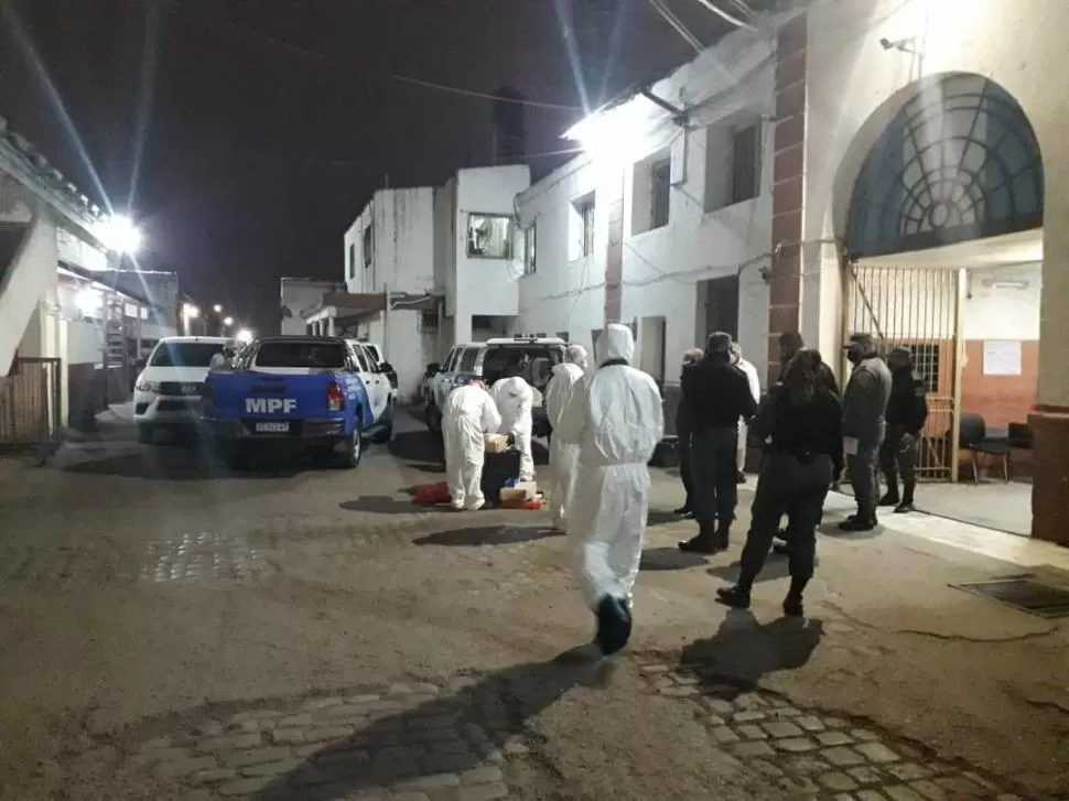 PERITAJE. El ECIF y la Policía inspeccionaron las celdas de Villa Urquiza. 