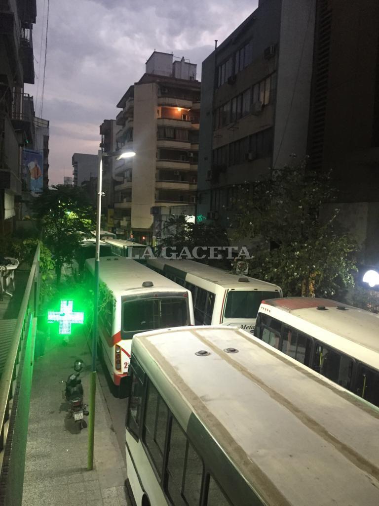 CALLE MAIPÚ. Los colectivos la bloquearon por completo en el microcentro.