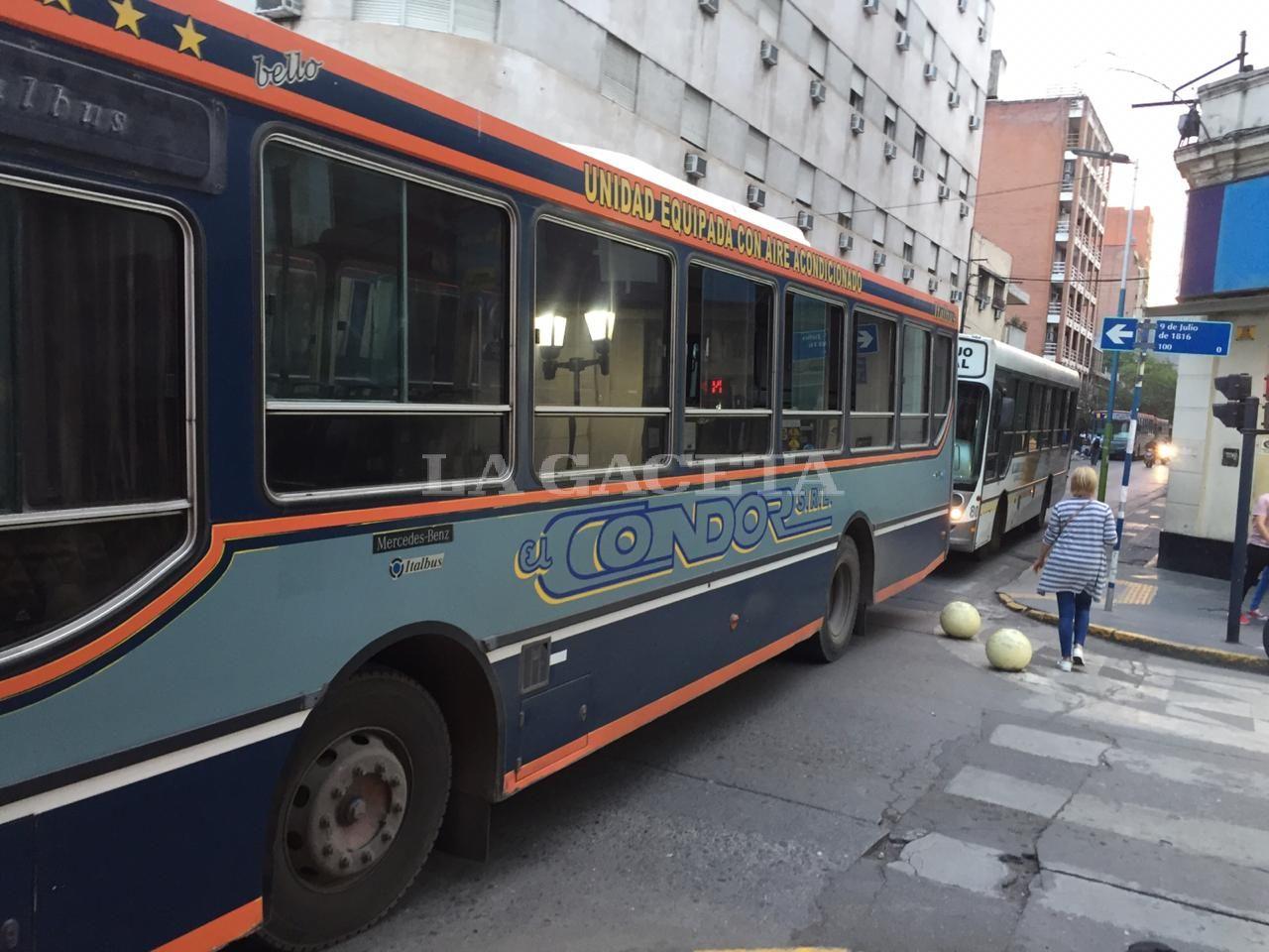 Caos en la ciudad: los choferes bloquean el tránsito en distintas arterias con sus colectivos