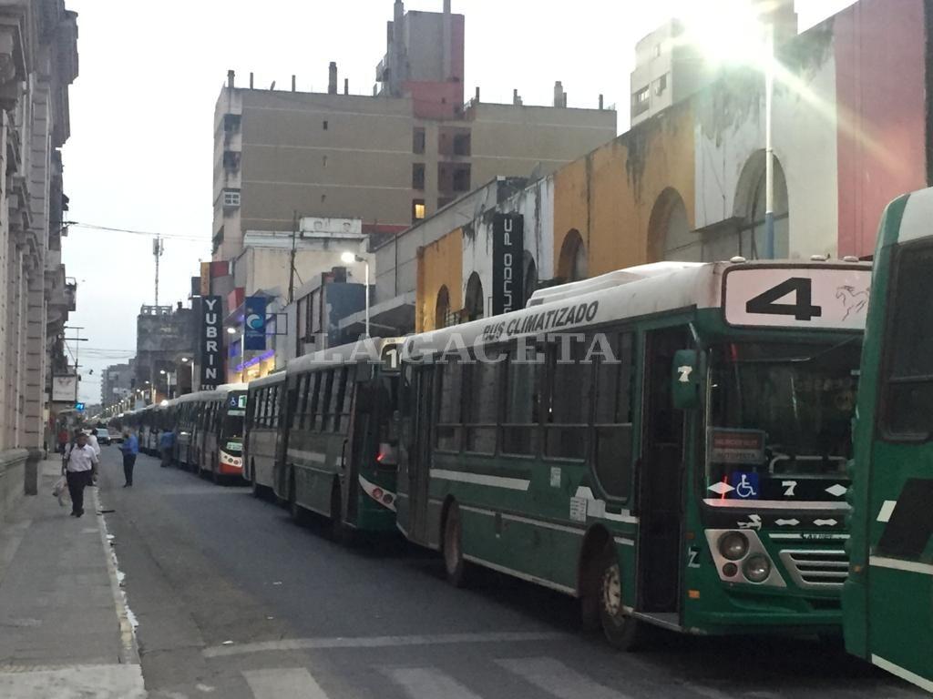 MAIPÚ, INTRANSITABLE. Las unidades abarcan toda la calle.