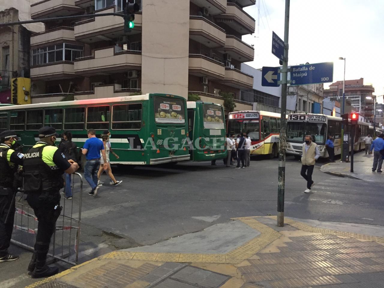 UNA ESQUINA CAÓTICA. Maipú y 24 de Septiembre, sitiada por lso coelctivos.