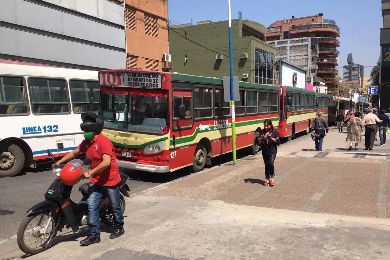 BLOQUEO EN EL CENTRO. Los choferes de UTA dejaron los ómnibus en las calles en el último reclamo salarial. FOTO LA GACETA / Inés Quinteros Orio