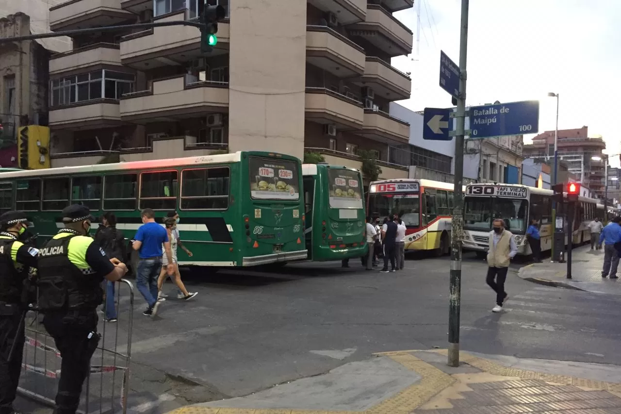 PROTESTA DE UTA. Es imposible entrar al microcentro en auto.