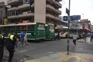 Hay choferes sentados en un banco de la esquina riéndose, describió una comerciante